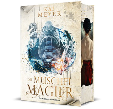 Das beige Cover zeigt mittig den runden Bildauschnitt eines Meeres. Mittig in diesem Auschnitt ist ein Schiff mit weißen Segeln zu sehen, darüber der obere Teil eines Hai-Gebisses. Links sieht man ein Seepferdchen, rechts ein Steuerrad. Der Titel steht in großen Buchstaben darunter.